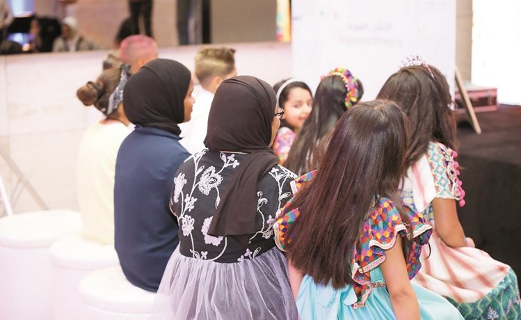الأطفال يستمتعون بالعروض الترفيهية﻿