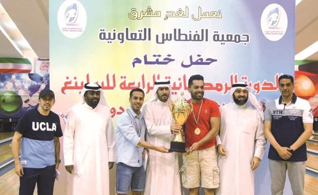 كأس الفوز لأحد الفرق الفائزة في البولينغ ﻿
