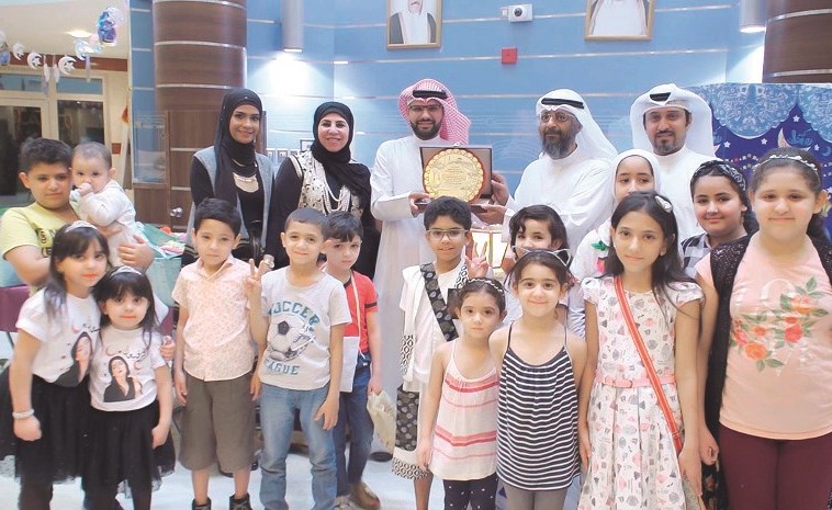 وفد جمعية الفيحاء التعاونية مشاركا أطفال مركز الرعاية التلطيفية فرحتهم بالقرقيعان﻿