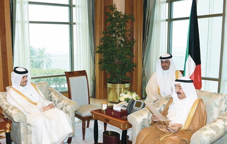 صاحب السمو الأمير الشيخ صباح الأحمد متسلما رسالة أمير قطر سمو الشيخ تميم بن حمد من نائب رئيس مجلس الوزراء ووزير الخارجية الشيخ محمد بن عبدالرحمن آل ثاني