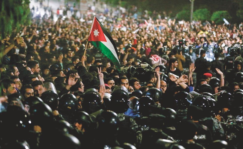 اردنيون يرفعون علم بلادهم خلال احتجاجات على مشروع الضريبة مساء امس الاول				(ا.ف.پ)﻿