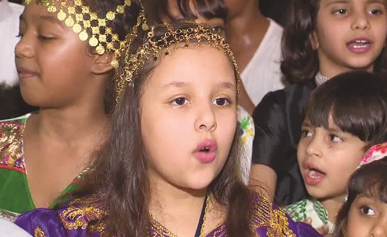 فتاة سعودية تردد اغنية تقليدية﻿