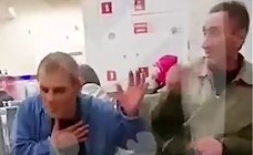 فيديو صادم.. تأخر على صديقه فطعنه!