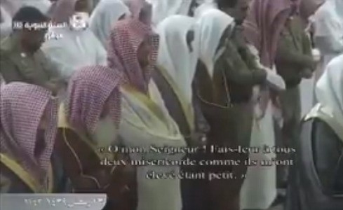 بالفيديو.. تأثر «الحذيفي» بآيات بر الوالدين ووالده يصلي خلفه بالمسجد النبوي