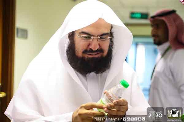 بالصور.. السديس يدشن عبوات مياه زمزم الجديدة