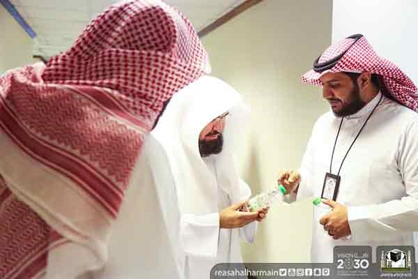 بالصور.. السديس يدشن عبوات مياه زمزم الجديدة