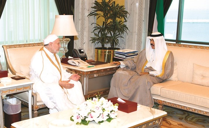 سمو ولي العهد الشيخ نواف الأحمد خلال استقباله د.أحمد عمر هاشم﻿