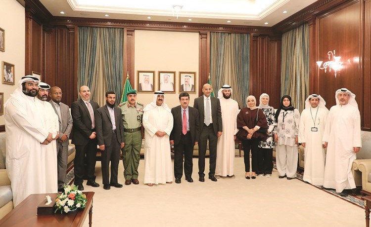 الشيخ مشعل الأحمد مستقبلا وكيل وزارة الصحة والوفد المرافق له﻿