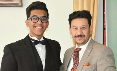 الطالب المتفوق محمد مع والده مصطفى كيلاني ﻿