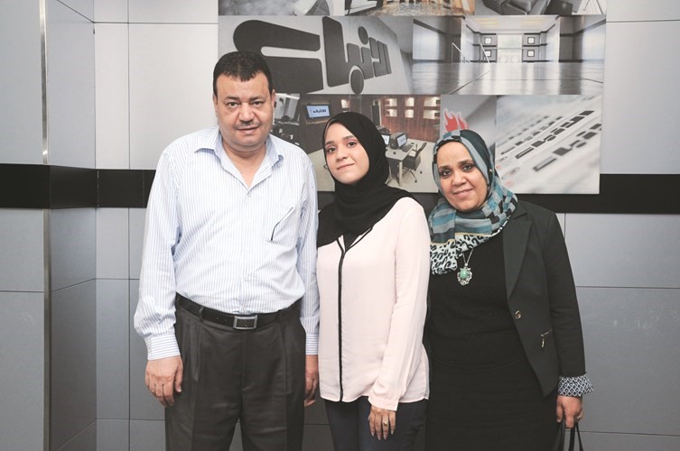 سمر أحمد مع والديها	(فريال حماد)﻿