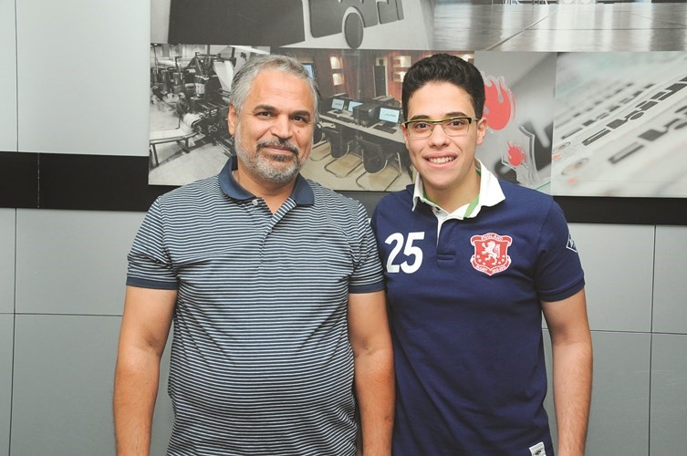 الطالب أحمد يحيى مع والده	(فريال حماد)﻿