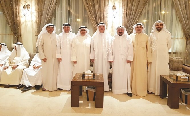 عدنان عبدالصمد وعبدالله معرفي ود. حسن كمال وعدد من المهنئين﻿