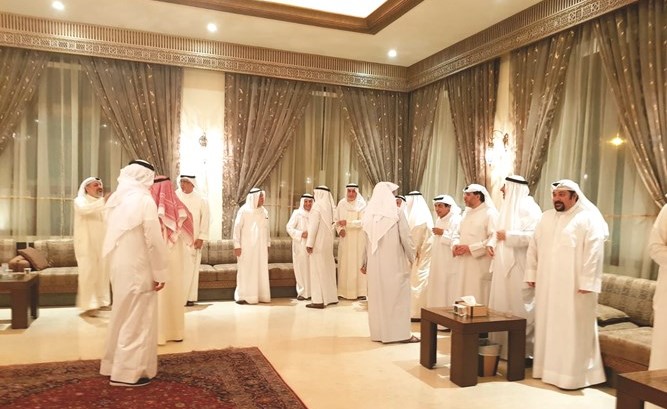 الحضور في دار معرفي يتبادلون التهاني﻿