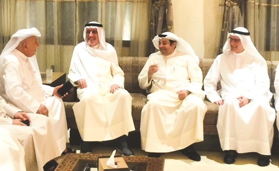 يعقوب الصانع وموسى معرفي وعدد من الحضور﻿