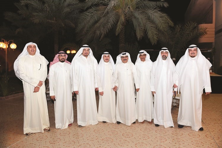 بندر المعطش واخوانه في استقبال المهنئين﻿