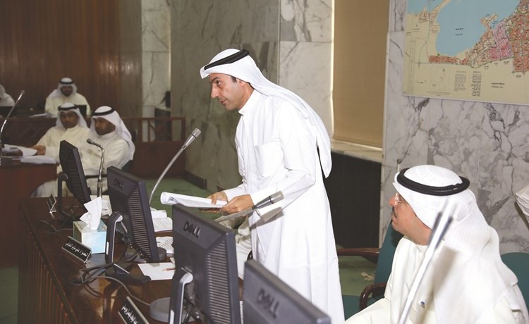 د.علي بن ساير عقب تزكيته عضوا لمكتب المجلس ﻿