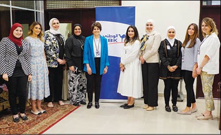 منال المطر مع عدد من المشاركات في مائدة إفطار الطالبات
