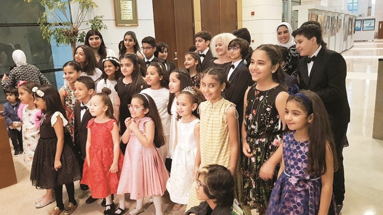 لقطة لعدد من الأطفال المشاركين مع المدربة لينا باكير ﻿