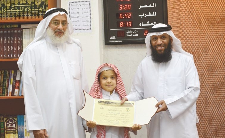 تكريم أحد الأبناء الفائزين بمسابقة الصالح الرمضانية لحفظ القرآن الكريم﻿