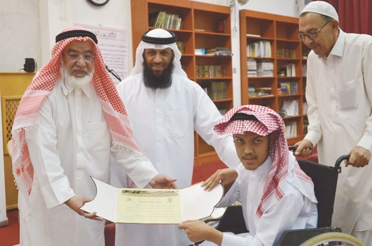 تكريم أحد الفائزين بالمسابقة﻿