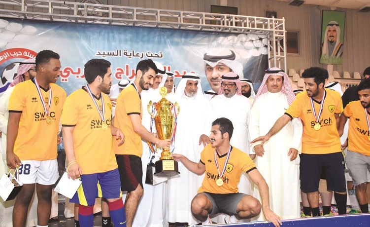 فريق ديوانية الفراج خلال تتويجه باللقب﻿