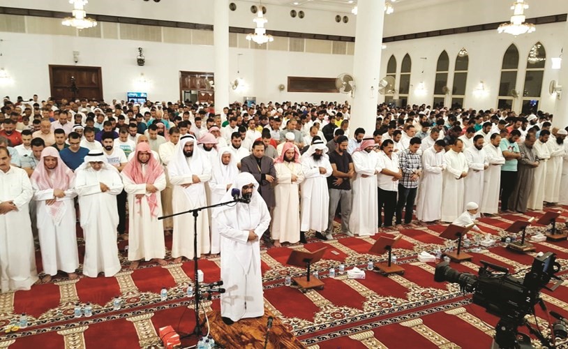 الشيخ ناصر القطامي يؤم المصلين في مسجد جابر العلي﻿