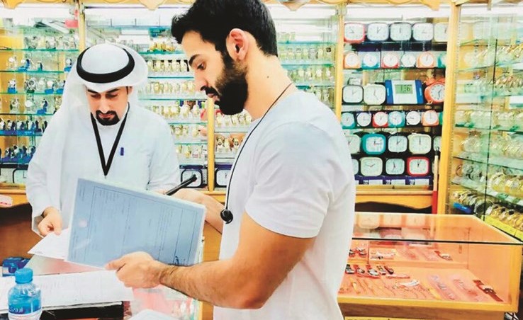 تدقيق على تراخيص احد المحلات ﻿