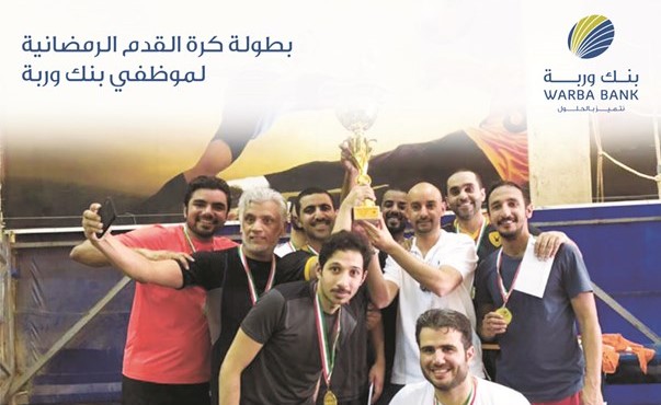 ايمن المطيري يسلم الكأس للفريق البطل ﻿
