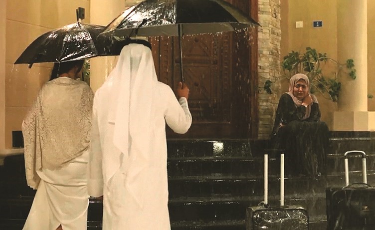 مشهد المواجهة الصامتة بين أماني (فاطمة الحوسني) ود.سليمان (عبدالمحسن النمر) وزوجته﻿