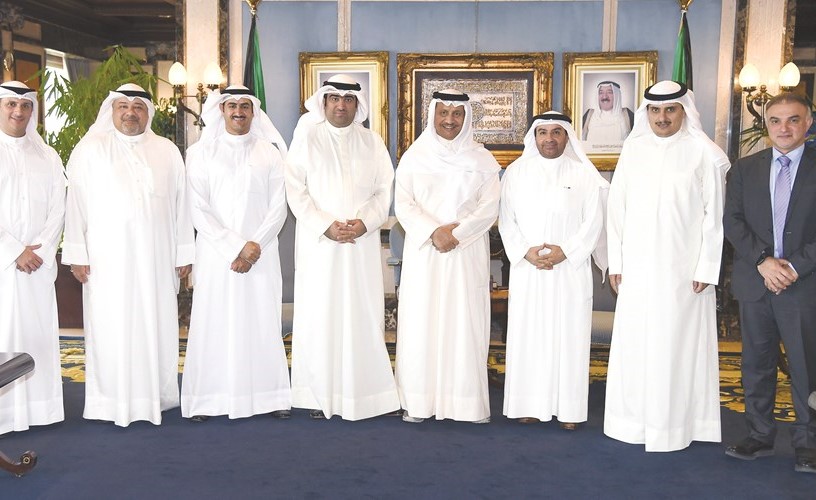 سمو رئيس الوزراء الشيخ جابر المبارك مستقبلا رئيس وأعضاء مجلس إدارة الصندوق الوطني لرعاة وتنمية المشروعات الصغيرة والمتوسطة ﻿