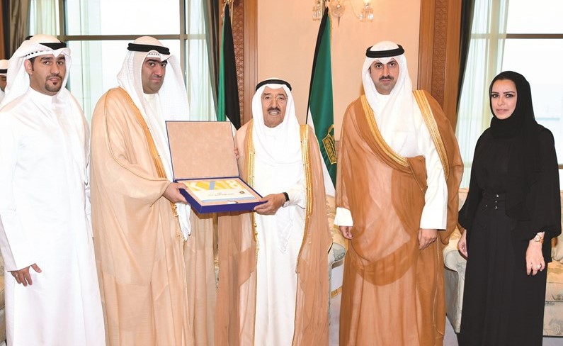 صاحب السمو الأمير الشيخ صباح الأحمد يتسلم تقرير كويت اكسبو 2018 من الوزير خالد الروضان ﻿