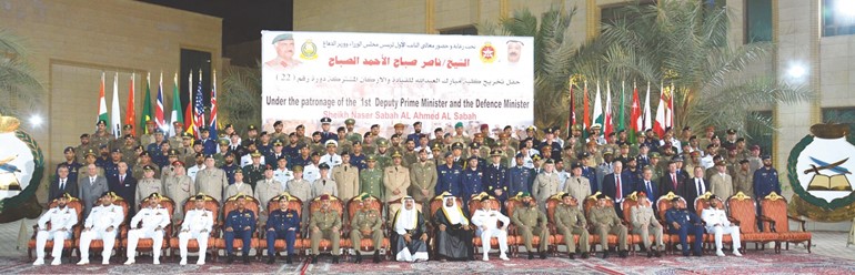 الشيخ ناصر صباح الأحمد والفريق الركن محمد الخضر والشيخ أحمد المنصور والفريق الركن عبدالله النواف واللواء الركن بحري عبدالله دشتي وعدد من سفراء الدول الشقيقة والصديقة وأعضاء مجلس الدفاع العسكري وعدد من كبار الضباط مع خريجي كلية «مبارك العبدالله» للقيادة والأركان المشتركة رقم 22 