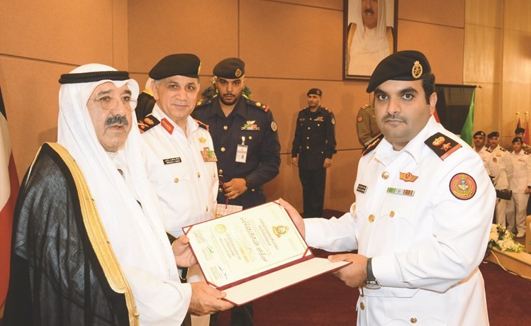 الشيخ ناصر صباح الأحمد مكرما مقدم ركن بحري عبدالله الفارس بحضور اللواء الركن بحري عبدالله دشتي ﻿