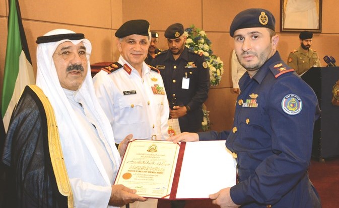 الشيخ ناصر صباح الأحمد يكرم مقدم ركن طيار عبدالله الكندري﻿