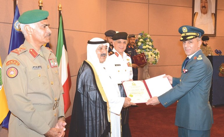 تكريم للعقيد ركن باسم الأحمدية﻿