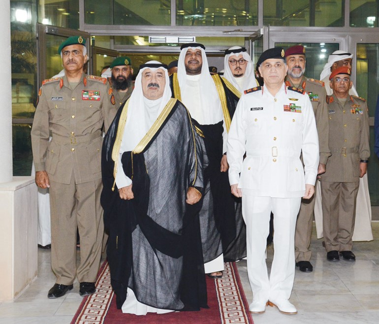 الشيخ ناصر صباح الأحمد لدى وصوله إلى كلية «مبارك العبدالله» للقيادة والأركان وفي استقباله الفريق الركن محمد الخضر والشيخ أحمد المنصور والفريق الركن عبدالله النواف واللواء الركن بحري عبدالله دشتي