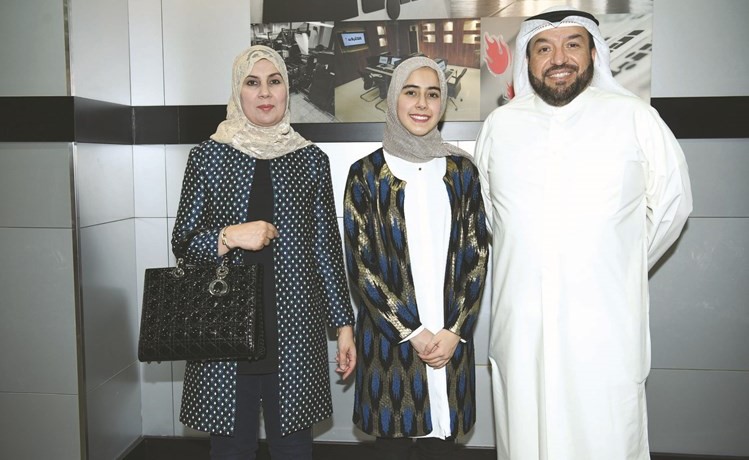 الطالبة المتفوقة عزيزة سليمان ملك متوسطة والديها	(أحمد علي)﻿