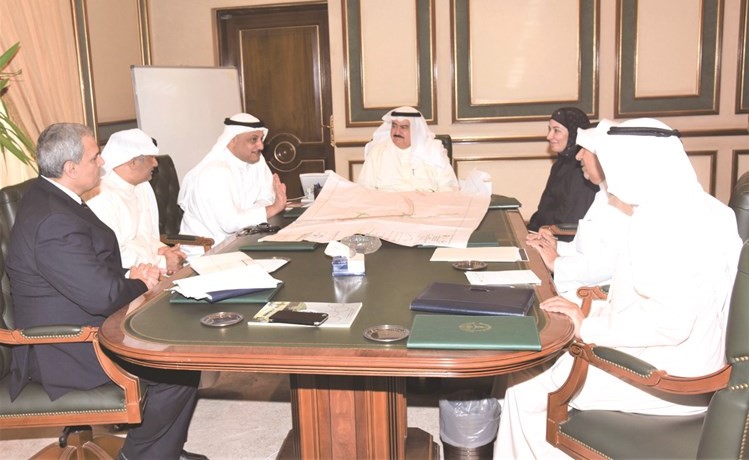 الفريق ثابت المهنا خلال الاجتماع مع المسؤولين والشركة المنفذة لمشروع الدائري الأول ﻿
