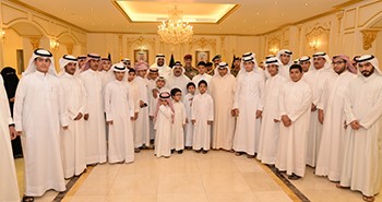 وزير الدفاع يلتقي أبناء وأسر الشهداء العسكريين: تضحياتهم محل فخر واعتزاز