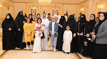 وزير الدفاع يلتقي أبناء وأسر الشهداء العسكريين: تضحياتهم محل فخر واعتزاز