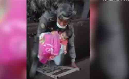 بالفيديو.. إنقاذ طفلة رضيعة بقيت أياما "تحت رماد بركان"