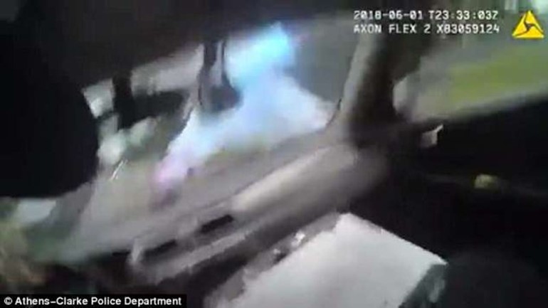 هذا الفيديو تسبب بطرد ضابط شرطة أمريكي من عمله