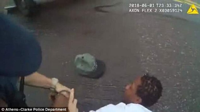 هذا الفيديو تسبب بطرد ضابط شرطة أمريكي من عمله