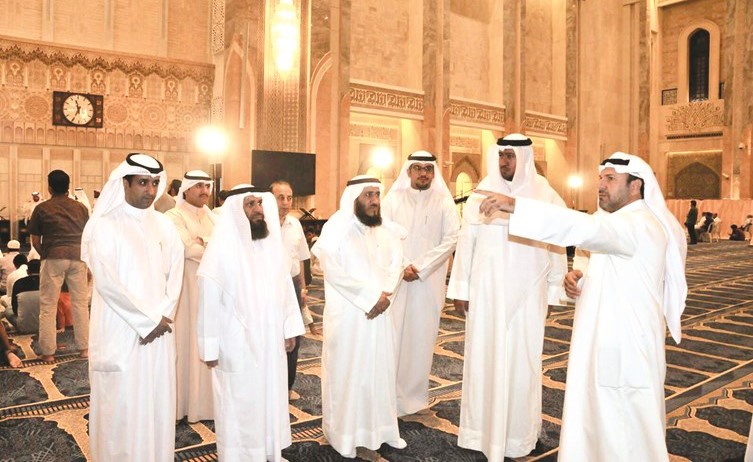 المستشار د.فهد العفاسي خلال تفقده للمسجد الكبير بحضور م.فريد عمادي وم. داوود العسعوسي وعبدالحميد المطيري﻿