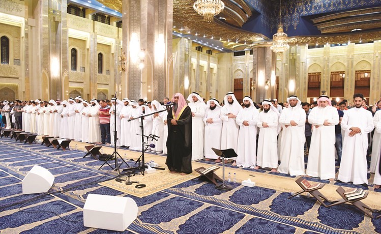 القارئ خالد السعيدي يؤم المصلين في ثاني ليلة من العشر الاواخر من شهر رمضان بالمسجد الكبير	(أحمد علي) ﻿