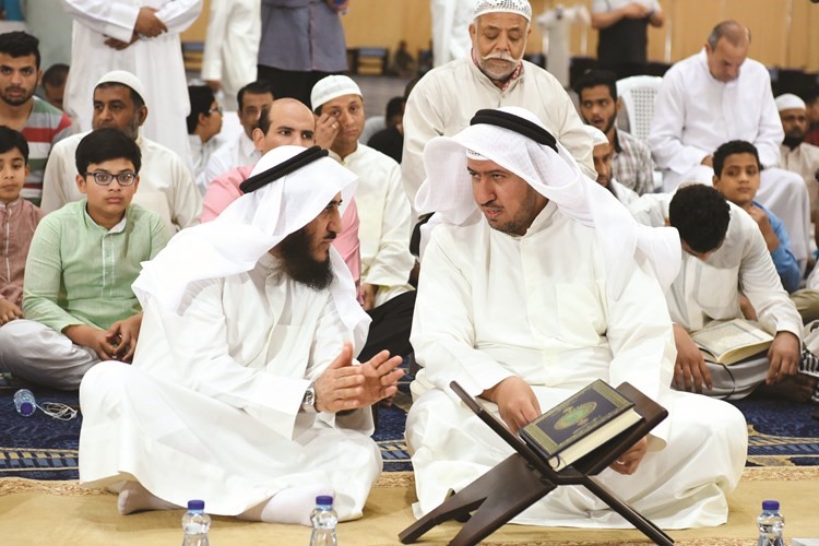 حديث بين د.فهد العفاسي وم.فريد عمادي خلال الاستراحة بين الركعات ﻿