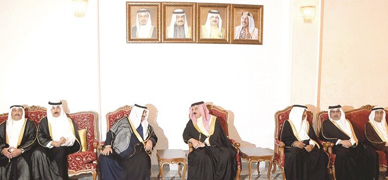 سمو الشيخ ناصر المحمد خلال تقديم واجب العزاء الى الملك حمد بن عيسى وصاحب السمو الملكي الأمير خليفة بن سلمان وصاحب السمو الملكي الأمير سلمان بن حمد آل خليفة بحضور الشيخ محمد الخالد والشيخ فهد السعد﻿