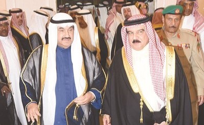الملك حمد بن عيسى بن سلمان آل خليفة مستقبلا سمو الشيخ ناصر المحمد ﻿