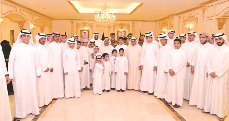 الشيخ ناصر صباح الاحمد والفريق الركن محمد الخضر والشيخ احمد المنصور والفريق الركن عبدالله النواف مع اسر وابناء الشهداء ﻿
