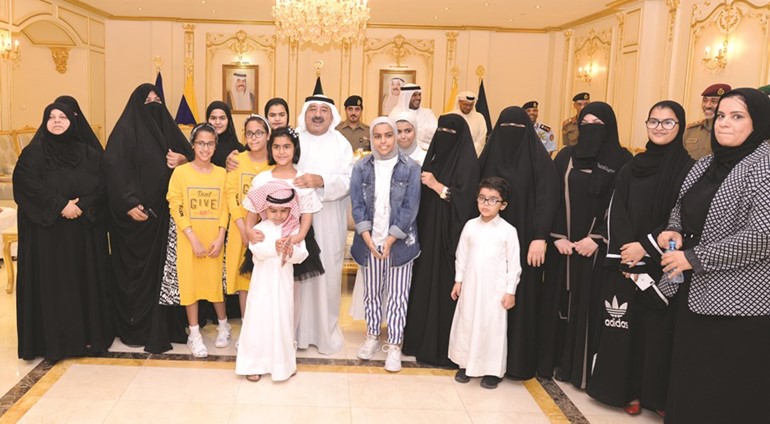 الشيخ ناصر صباح الاحمد خلال استقباله عددا من اسر وابناء الشهداء ﻿